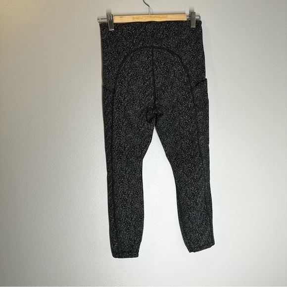 Athleta Ultimate Stash Pocket Textured 7/8 Leggings Black White Size M Women’s - Picture 7 of 10
